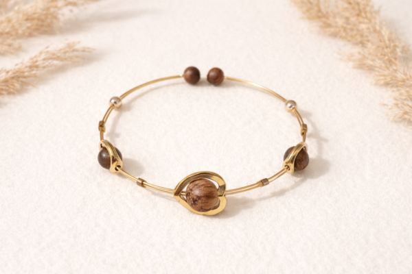 215040B5-7855-441A-AE60-8BE58D37FD28 bracelet seul doré coeur et bois de santal