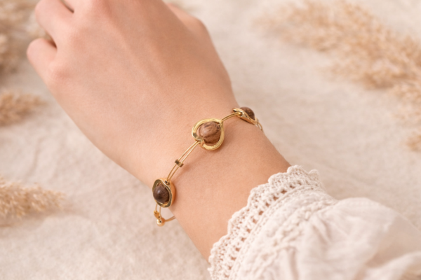 7CFDF350-758D-415D-A9F8-A0E88F2E1D81 Bracelet doré coeur bois de santal