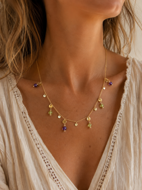 20F70D15-3156-47BD-A66F-5B9F719AE428 collier porté grenat vert et rose