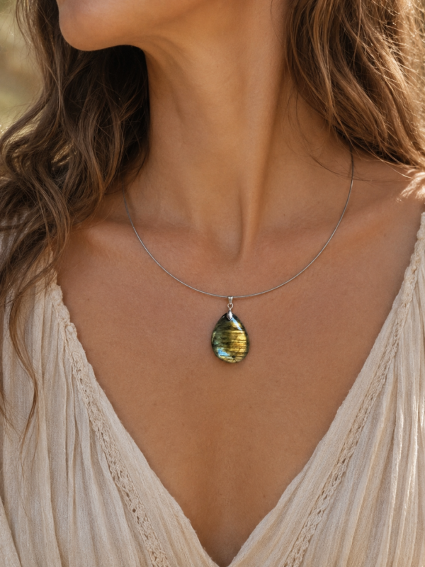 collier fil porté labradorite